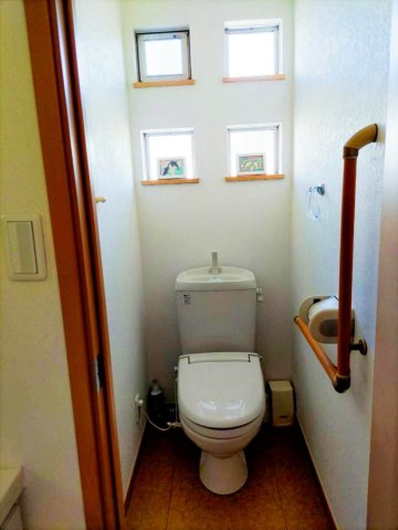 【トイレ】 | トイレは大きさや形、機能、抗菌性などが異なる多種多彩なタイプが各メーカーから出ています。それぞれに良さがあるため、事前にどういったタイプのトイレがいいのかをご家庭内で決めて、内見に行くといいでしょう。