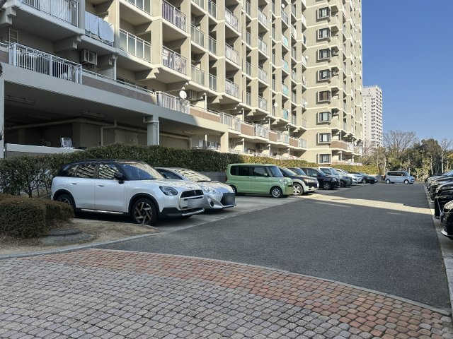 アバンドーネ西神春日台６号棟の駐車場