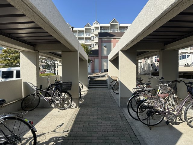 アバンドーネ西神春日台６号棟の駐輪場