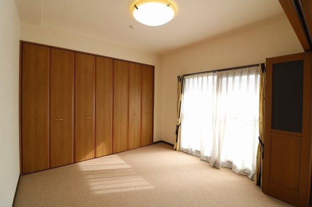 ロイヤル平針の洋室|大型クローゼットがあり収納スペースも充実。プライベートルームを自由にレイアウトできるゆったりとした室内です。