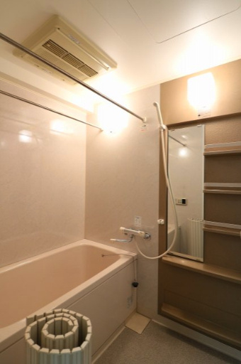 ロイヤル平針の浴室|一日の疲れを癒してくれる大型ユニットバス。浴室乾燥機もございますので雨の日のお洗濯にも便利ですね。