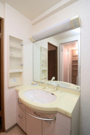 ロイヤル平針の独立洗面台|使い勝手の良い大型ボウルに、全面ミラー、ハンドシャワー付きの洗面台です。キャビネットやメディシンボックスなど収納スペースも充実しています。