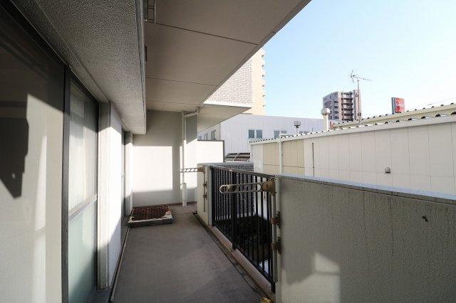 ロイヤル平針のバルコニー|奥行きのある広々としたバルコニー。南向きにつき日当たり良好です。