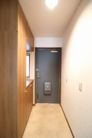 ロイヤル平針の玄関|オールシーズンの靴をスッキリと収納できる大型のシューズボックスです。