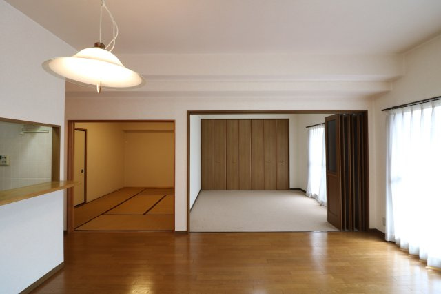 ロイヤル平針の居間・リビング|LDK約15.3帖。南向きのリビングは明るく広々とした空間で、ご家族の楽しい時間をお過ごしいただけます。