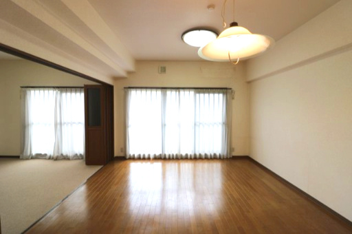 ロイヤル平針の居間・リビング|日常の動きを快適にする、暮らしやすさと使いやすさを考えたキッチンスペースとリビングです。