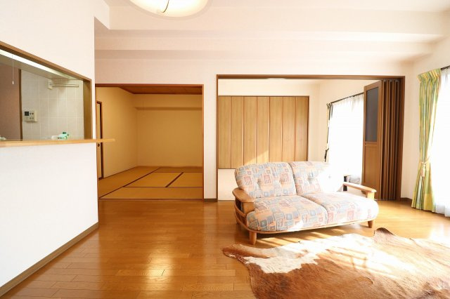 ロイヤル平針の居間・リビング|家族が集うやすらぎのスペース。日差したっぷりの明るい居住空間は毎日の暮らしに満足をプラスします。