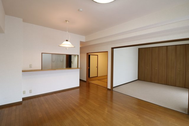 ロイヤル平針の居間・リビング|LDK約15.3帖。大型ソファも置くことができる広々としたリビングです。