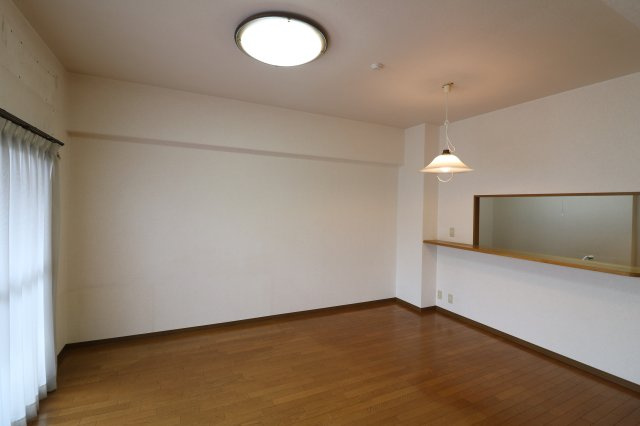 ロイヤル平針の居間・リビング|大きな窓から日差しがたっぷりと差し込みます。