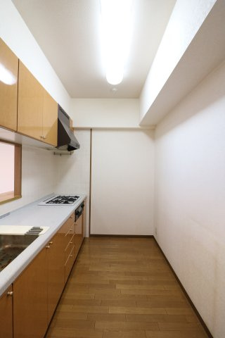 ロイヤル平針のキッチン|収納スペース豊富なシステムキッチンは掃除もしやすく清潔に使用できます。