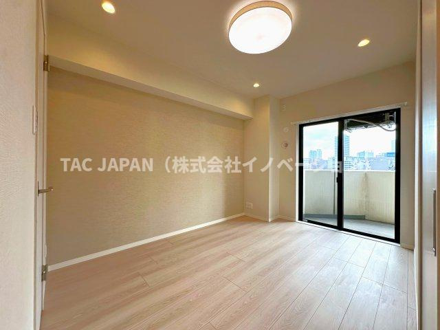 サンクレイドルレヴィール池袋の洋室|バルコニーから心地よい日差しがふんだんに注ぐリビング横の洋室（約5.9帖）。衣装ケースや段ボールもそのまま入れておけるマルチウォークインクローゼット完備。