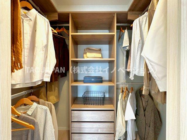 サンクレイドルレヴィール池袋の収納|バルコニーから心地よい日差しがふんだんに注ぐリビング横の洋室（約5.9帖）。衣装ケースや段ボールもそのまま入れておけるマルチウォークインクローゼット完備。