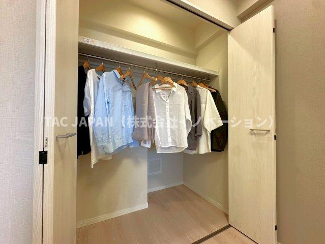 サンクレイドルレヴィール池袋の収納|ベッドや机などを置いても大きなローゼットでスッキリお使いいただける洋室（約4.7帖）。全てのお部屋に収納がありエアコンも設置できるので広さを問わず快適にお過ごしいただけます。