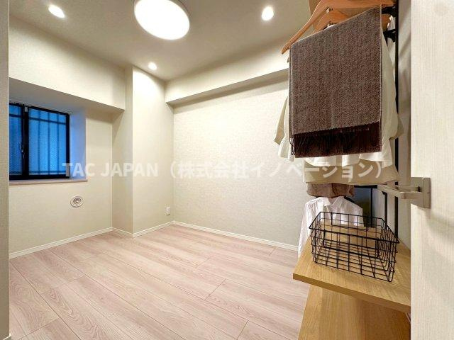 サンクレイドルレヴィール池袋の洋室|エアコンの設置やコンセント類も整備されお部屋としてお使いいだけるサービスルーム（約5.3帖）。開放的なオープンクローゼットは圧迫半もなく落ち着いたプライベート空間が創造されています。