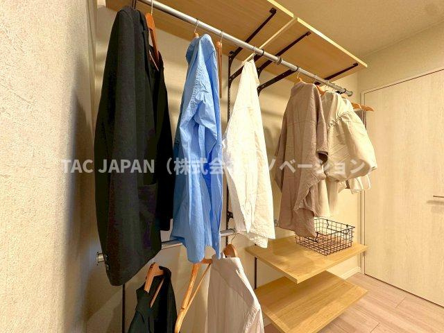 サンクレイドルレヴィール池袋の収納|エアコンの設置やコンセント類も整備されお部屋としてお使いいだけるサービスルーム（約5.3帖）。開放的なオープンクローゼットは圧迫半もなく落ち着いたプライベート空間が創造されています。