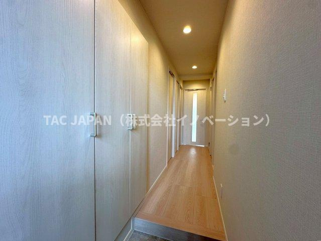 サンクレイドルレヴィール池袋の玄関|日頃からスッキリ使いたい玄関スペースには天井まで届く鏡付きの大型シューズボックスと廊下の両側にクローゼットを完備。明るく清潔感ある印象の素敵なお部屋に生まれ変わりました。