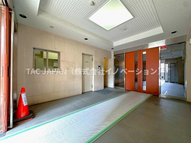 サンクレイドルレヴィール池袋のエントランス|管理状態の良さが伺える清潔感あるエントランス。都心の生活に欠かせないモニター付きオートロックや防犯カメラ・宅配ロッカーなども整っています。