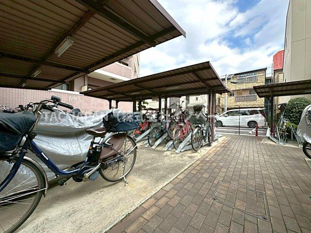 サンクレイドルレヴィール池袋の駐輪場|敷地内の駐輪場もご利用いただけます。
※月額100円（ラック外）～月額300円（ラック内）。