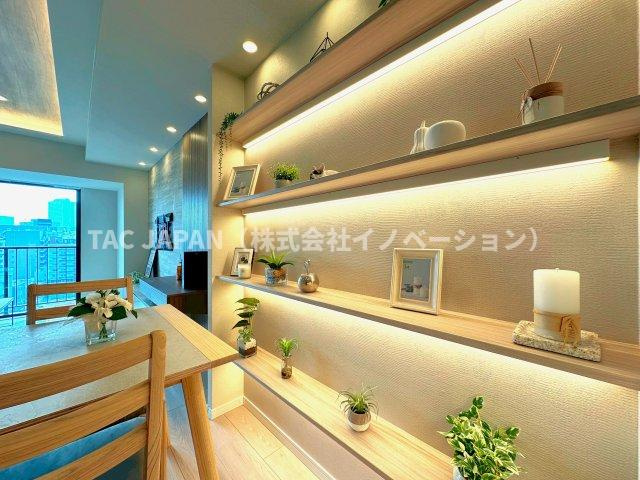 サンクレイドルレヴィール池袋の居間・リビング|お部屋に合わせた家具やエアコンを設置したモデルルーム販売です。キッチンやお風呂などの水まわり、壁や天井・床なども全て新品！万が一の不具合でもアフター保証付リノベーションなのでご入居後も安心サポート。