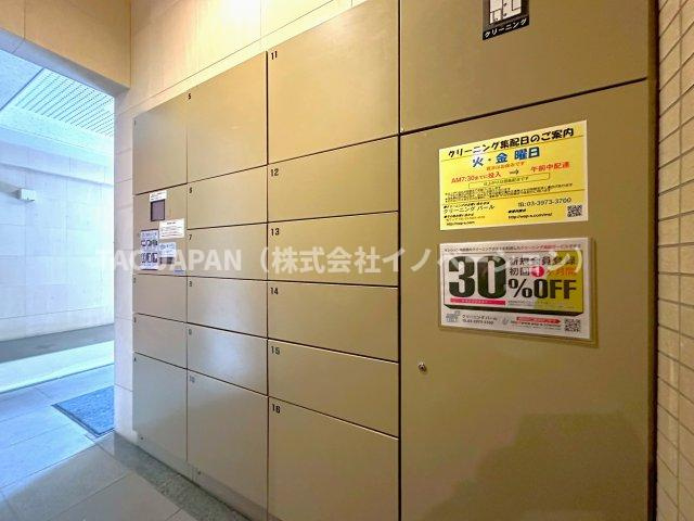 サンクレイドルレヴィール池袋のエントランス|【宅配ロッカー】
エントランスに不在時でも荷物が受け取れる便利な宅配ロッカーを完備。