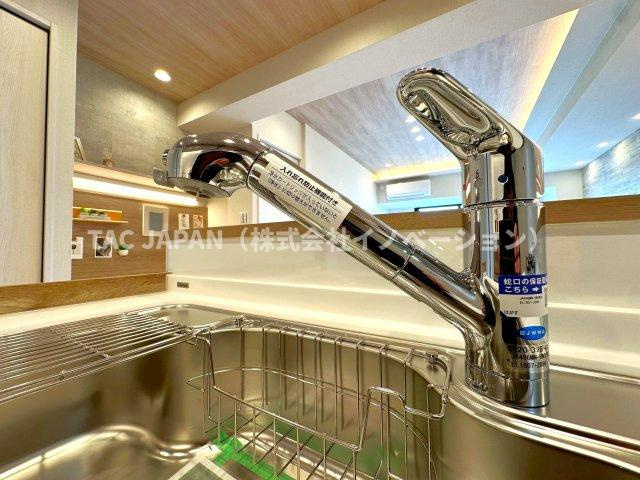 サンクレイドルレヴィール池袋のキッチン|【浄水シャワー栓】
水質をワンタッチで切換えられて場所を取らない浄水シャワー栓。