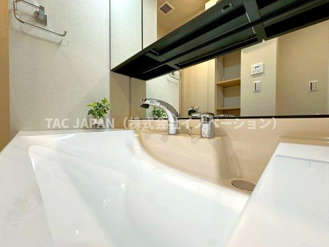 サンクレイドルレヴィール池袋の洗面所|【清潔感ある洗面ユニット】
サッと手をかざせば照明が付くセンサーライト×つなぎ目が無くお手入れ楽々シームレス洗面ユニット。