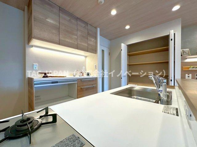 サンクレイドルレヴィール池袋のキッチン|排気機能付きカップボードやリビングクローゼット（パントリー）を備えた使い勝手良いキッチンスペースを創造。ビルトイン食器洗浄乾燥機・便利な浄水シャワー栓・ガラストップ三口コンロを完備しています。