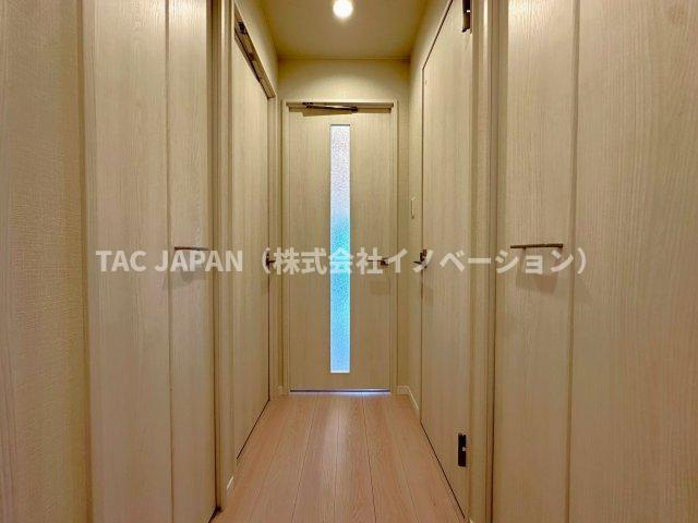 サンクレイドルレヴィール池袋の玄関|日頃からスッキリ使いたい玄関スペースには天井まで届く鏡付きの大型シューズボックスと廊下の両側にクローゼットを完備。明るく清潔感ある印象の素敵なお部屋に生まれ変わりました。