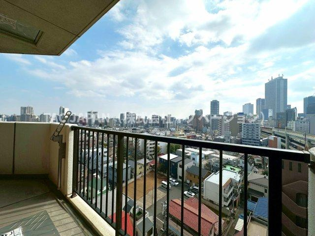 サンクレイドルレヴィール池袋の展望|【ロケーション】
どこまでも青空が続くスポット的にひらけた10階からの素晴らしいロケーション。アクセスの良さにくわえ良マンションに見合う「開放感」「日当たり」「風通し」などの3拍子が揃ったお部屋です！