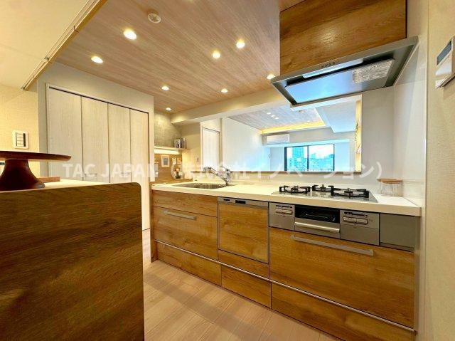 サンクレイドルレヴィール池袋のキッチン|お料理の合間にも会話が楽しめる対面式のシステムキッチン。食事の時間がバラバラでも最後の人がスイッチONで洗い物が完結できるビルトイン食器洗浄乾燥機・便利な浄水シャワー栓・ガラストップ三口コンロを完備。