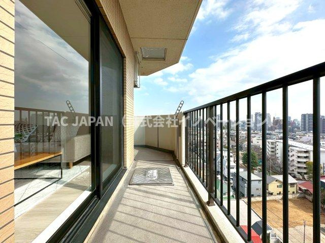 サンクレイドルレヴィール池袋のバルコニー|【ロケーション】
どこまでも青空が続くスポット的にひらけた10階からの素晴らしいロケーション。池袋の街並みを一望できる眺めの良さはもちろん、日当り・風通しも良く不思議と空が近く感じられるバルコニー。