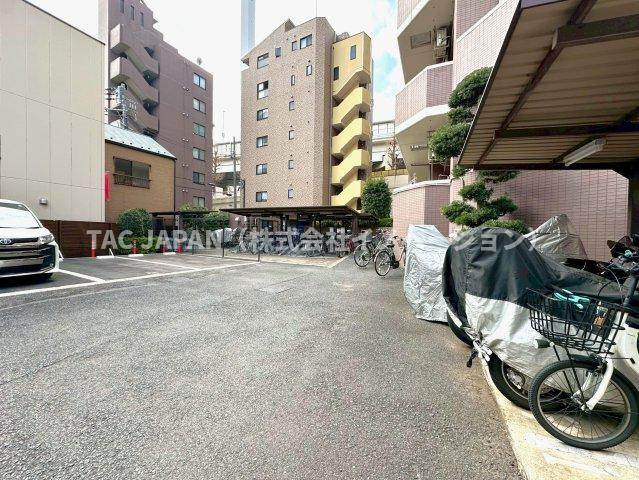 サンクレイドルレヴィール池袋の駐輪場|敷地内の駐輪場もご利用いただけます。
※月額100円（ラック外）～月額300円（ラック内）。
敷地内の駐車場もご利用いただけます。
※27000円（上段）22000円（中段）20000円（下段）。