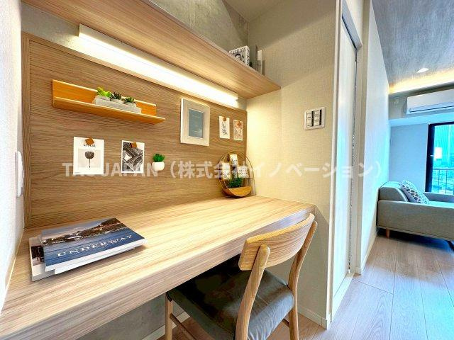 サンクレイドルレヴィール池袋の居間・リビング|【内覧可】
万が一の不具合に対応したアフターサービス保証付きリノベーションでご入居後も安心サポート。お部屋に合わせたエアコンや家具を設置したモデルルームとしての販売です。ぜひお気軽にお問合せください。