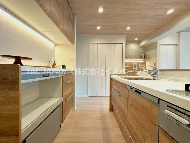 サンクレイドルレヴィール池袋のキッチン|お料理の合間にも会話が楽しめる対面式のシステムキッチン。食事の時間がバラバラでも最後の人がスイッチONで洗い物が完結できるビルトイン食器洗浄乾燥機・便利な浄水シャワー栓・ガラストップ三口コンロを完備。