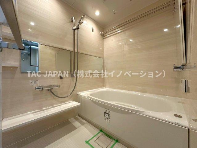 サンクレイドルレヴィール池袋の浴室|ワンタッチでお湯張りや追炊ができるオートバスと足を伸ばせる浴槽で24時間いつでも快適にリフレッシュできる新品浴室。雨のお洗濯や日頃のメンテナンスなどに役立つ浴室換気乾燥機もしっかり完備しています。