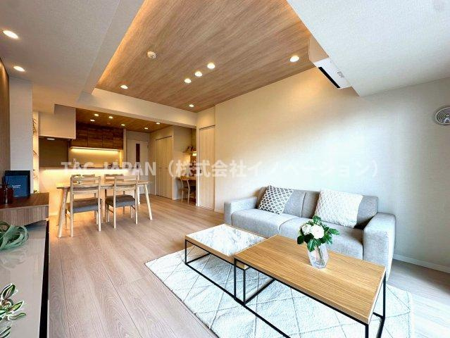 サンクレイドルレヴィール池袋の居間・リビング|お部屋に合わせた家具やエアコンを設置したモデルルーム販売です。キッチンやお風呂などの水まわり、壁や天井・床なども全て新品！万が一の不具合でもアフター保証付リノベーションなのでご入居後も安心サポート。