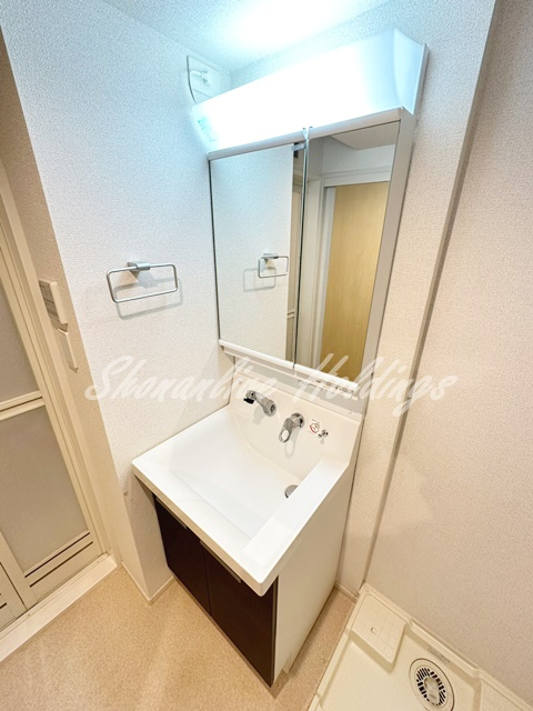 カインドハート西海岸の洗面所|明るい洗面所です