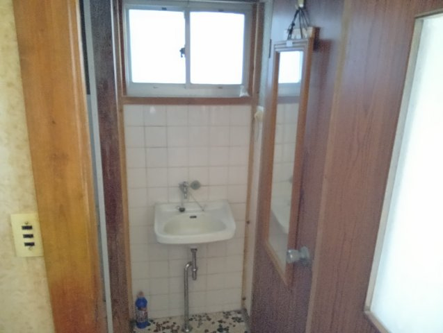 売中古戸建　富士市水戸島2丁目の洗面所|窓があるので明るさを確保出来ます。