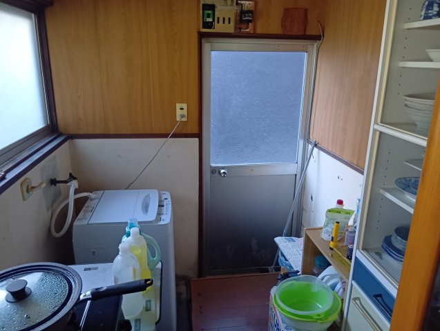 売中古戸建　富士市水戸島2丁目の設備|勝手口があります。災害などで万が一玄関が使えなくても安心ですね。