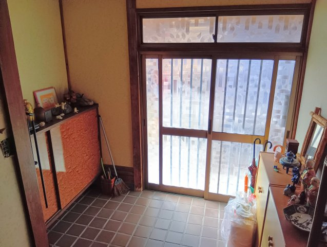 売中古戸建　富士市水戸島2丁目の玄関|コンビニまで車で約1分！深夜のお買い物に便利ですね。