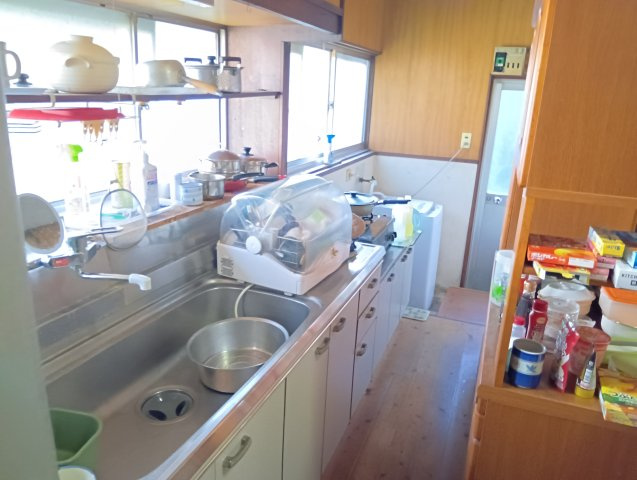 売中古戸建　富士市水戸島2丁目のキッチン|前面に窓があります。明るいキッチンで作業が出来そうですね。