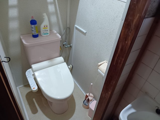 売中古戸建　富士市水戸島2丁目のトイレ|窓から光が差し込む明るいトイレです。