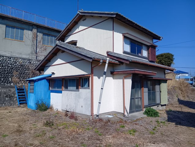 売土地　富士市岩淵の外観|建物付きの土地です。
現在ある建物をリフォームしてのご利用も可能です。