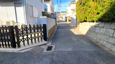 【前面道路含む現地写真】 | 殿山町戸建 | 東側公道