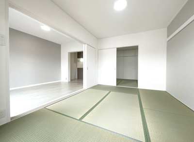 【和室】 | 宇治大久保コープ | 《和室6帖》LDKとの扉を開放すれば、広々としたスペースが広がります。