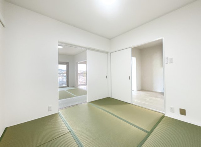 【和室】 | 宇治大久保コープ | 《和室4.5帖》こちらの和室も、LDK側と和室6帖の2ヶ所に扉があります。