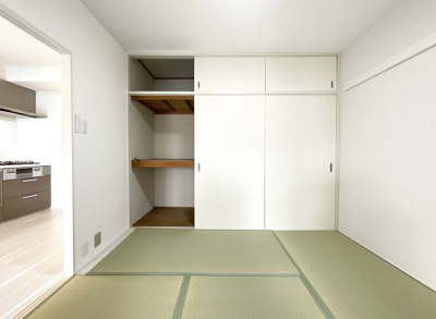 【和室】 | 宇治大久保コープ | 《和室4.5帖》畳は表替えをしていますのですぐにでも寝転がれます。お子様のお昼寝や赤ちゃんのおむつ替えの時に、畳のお部屋は活躍します。