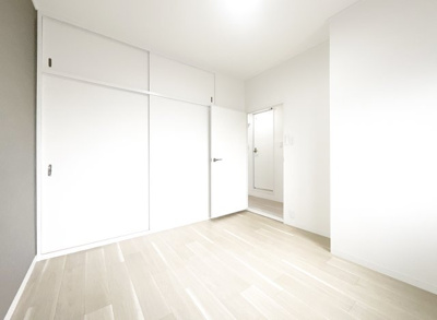 【洋室】 | 宇治大久保コープ | 《洋室4.25帖》こちらの洋室にも収納がしっかり完備されています。