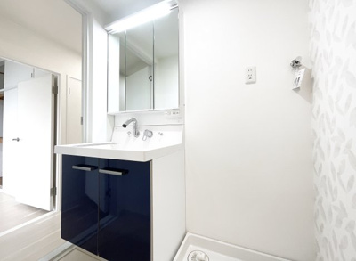 【独立洗面台】 | 宇治大久保コープ | 洗面化粧台は新調しており、収納がたっぷりのサイズです。三面鏡の裏側にも収納が出来て小物が片づけられていつも綺麗に保てます。