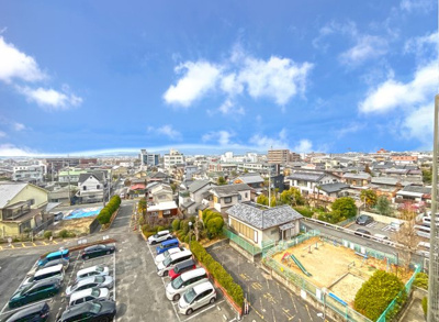 【展望】 | 宇治大久保コープ | ●マンション6階共有廊下からの眺望《敷地内駐車場と久保児童遊園が見えます》